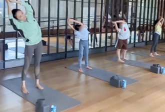 50岁黎姿带女儿练瑜伽！躺地上用四肢架起孩子