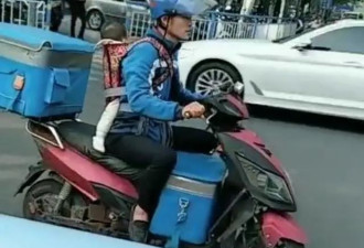 "住"在外卖箱的小女孩长大了 帮妈妈吆喝卖猪肉