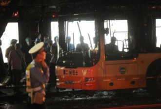 青岛女司机开车猛撞公交车 却被网友点赞？