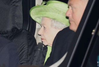 英女王现身两重孙的洗礼！绿帽子大红唇不服老