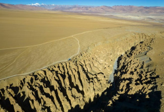 西藏神秘之地 喜马拉雅山下现惊世地裂