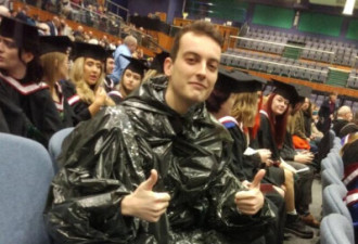 英国一毕业生披垃圾袋参加毕业典礼