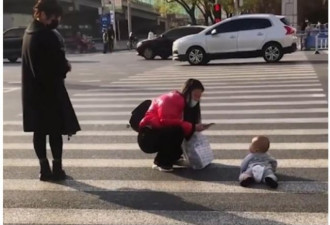 母亲无视汽车往来 婴儿放道路爬行捱轰