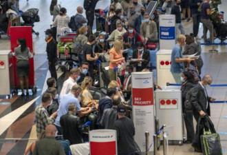 国际接连祭入境禁令 南非机场涌现人潮逃跑