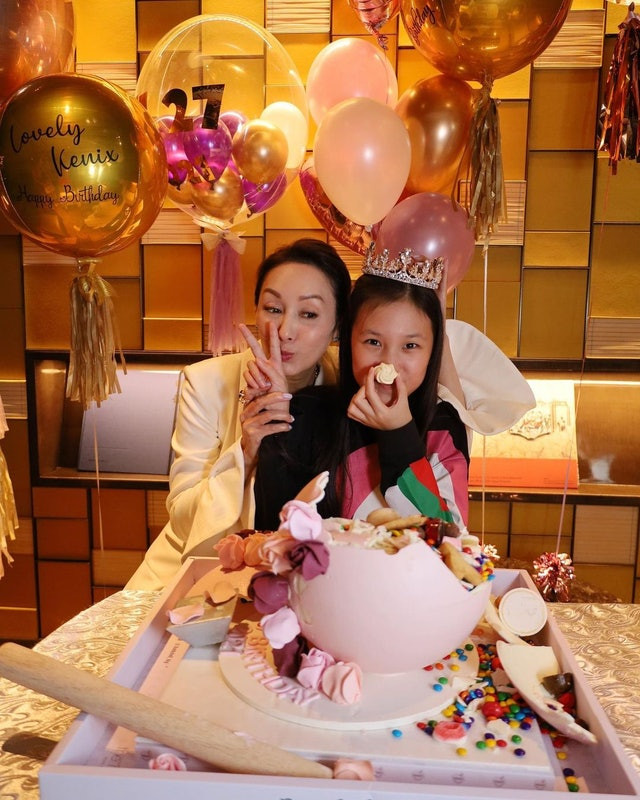 郭可盈庆祝52岁生日 熊黛林子女陪姑妈 无忧资讯