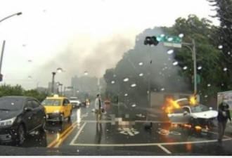 奥迪R8撞杆瞬间起火 驾驶急拖女友下车