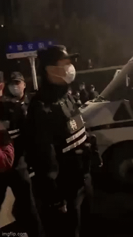 网曝武汉一民警酒后执法打人，群众抗议