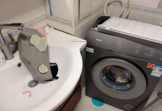 新洗衣机爆炸”配重石竟飞出 砸漏洗手池