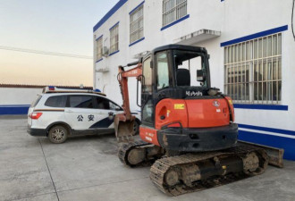 河南警察被嫌犯用挖掘机砸压牺牲