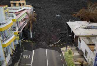 震撼：西班牙火山岩浆喷涌 吞噬街道画面曝光