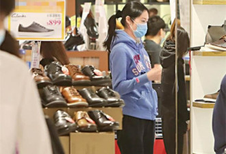 上亿身家性感港姐商场挑特价鞋 TVB转型成功