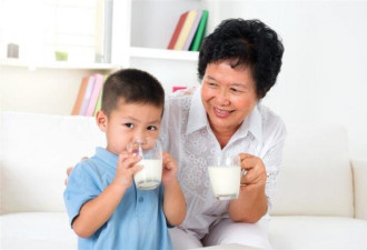 牛奶含有大量激素 有毒还会致癌？这类人不宜喝