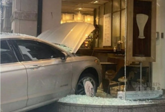 汽车冲进多伦多咖啡店前门