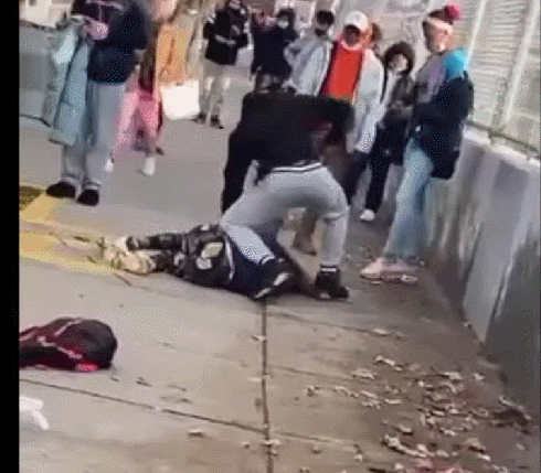 美国中学爆当街群殴 手枪砸头 学生惨被抱摔