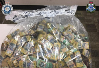 $180万现金直接堆桌上，澳警方破获冰毒走私案