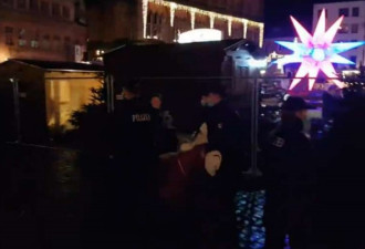 德国“圣诞老人”被警察当众逮捕抬走