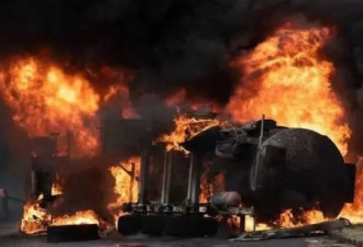 惨绝人寰！油罐车爆炸，62人活活烧死 现场焦尸