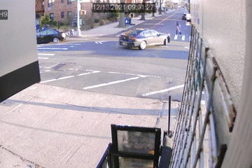 纽约华裔母女过马路，遭汽车加速撞飞！