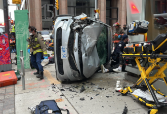 节礼日多市中心汽车撞飞行人 2人命危共8人入院
