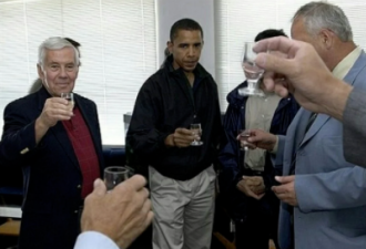 奥巴马16年前在俄罗斯喝酒照被扒 表情亮了