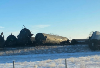 加拿大连发2起火车脱轨事故 危险燃料泄露