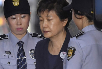 朴槿惠今晚出狱：坐牢4年9个月 比当总统时间长