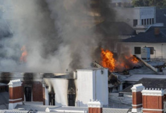 南非一级国家遗产：议会大厦发生火灾 火势猛烈