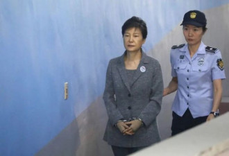 朴槿惠出狱 做的第一件事是发新书哭诉