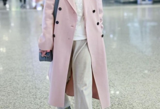 生活中的海清挺嫩的 粉色大衣配白色卫衣