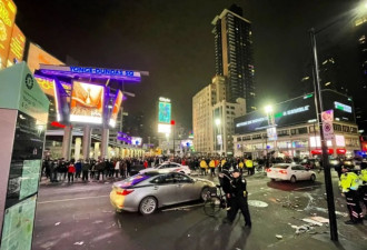 多伦多跨年夜大批市民聚集 不戴口罩