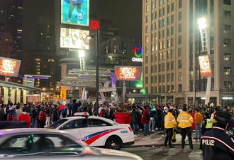 多伦多跨年夜大批市民聚集 不戴口罩