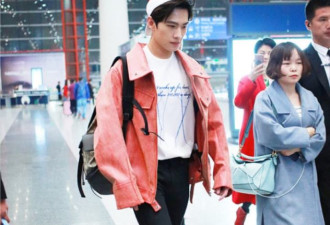 30岁的杨洋生图也抗打 穿粉红色夹克像在校学生