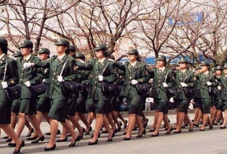 日本自卫队为了征兵 连女明星都请来打广告宣传