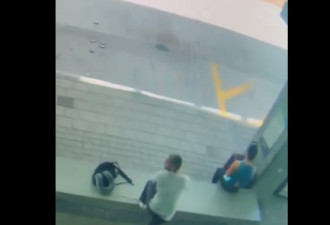 惊悚!美国一男子在公车站竟试图用鞋带勒死一女