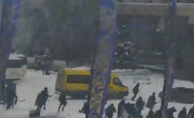 哈暴徒开车撞警察 俄维和部队装甲车抵达