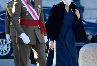 49岁西班牙王后新年首次亮相，难得奢华