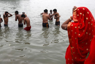 无视新冠病例激增 印度数万民众聚集沐浴