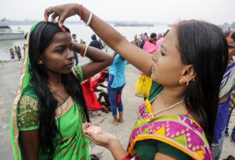 无视新冠病例激增 印度数万民众聚集沐浴