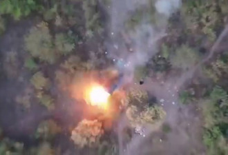 墨西哥毒贩用无人机轰炸敌对营地 火光四溅