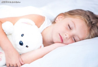 孩子睡觉“不老实”，可能暗示智商不低