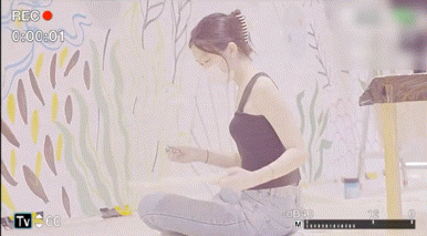15岁李嫣在嫣然医院墙上作画女神范儿