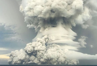汤加火山或持续数周 两女子被浪卷走