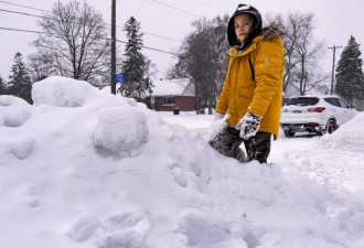 加拿大8岁男孩暴雪中救70岁老人 获赞无数