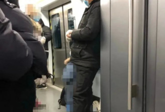 母子地铁上演羞耻一幕，遭围观拍照