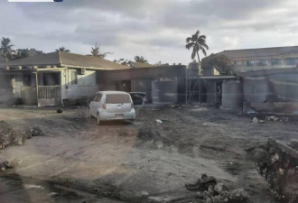 灾后汤加首都 房屋汽车被厚火山灰覆盖