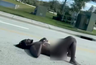 黑人裸男全速冲向警察 重拳猛砸太阳穴