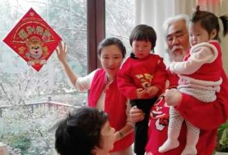 张纪中全家穿红衣庆小年！单臂抱俩娃好健壮
