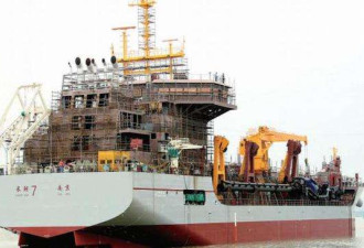 中国资助建造的柬埔寨海军基地外发现挖泥船