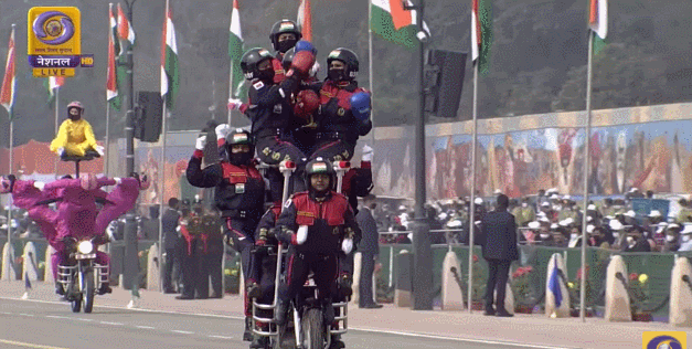印度共和国日阅兵 熟悉的摩托车特技表演回来了