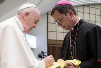 牌面！梅西收到教皇亲笔签名的梵蒂冈球衣
